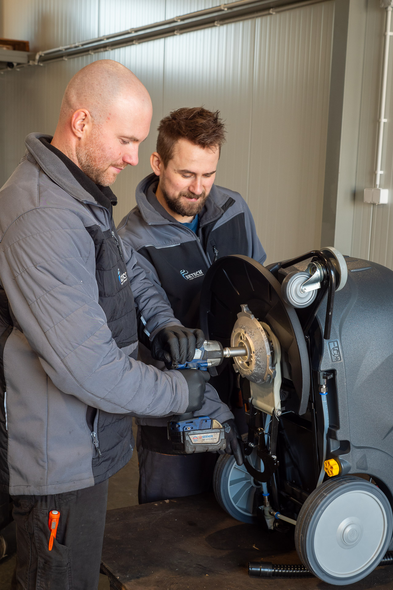 Serwis maszyn czyszczących BK TECH – naprawa szorowarek i zamiatarek